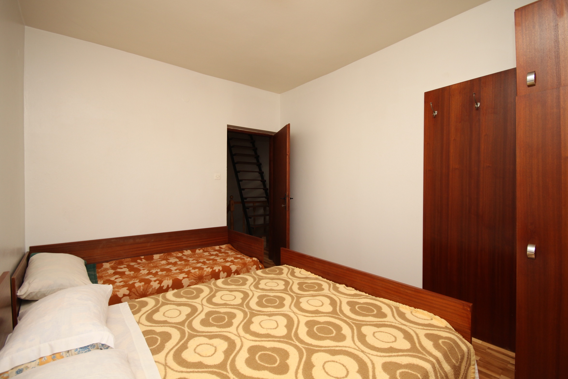 Comfortable and spacious apartment with terrace and sea view Povljana, Pag (A-6299-a)