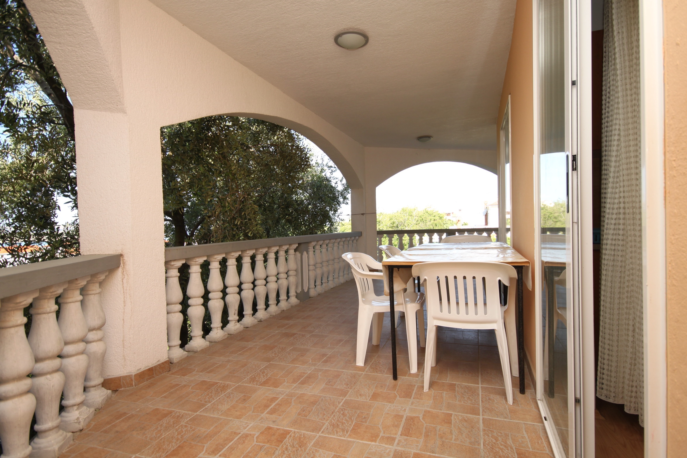 Comfortable and spacious apartment with terrace and sea view Povljana, Pag (A-6299-a)