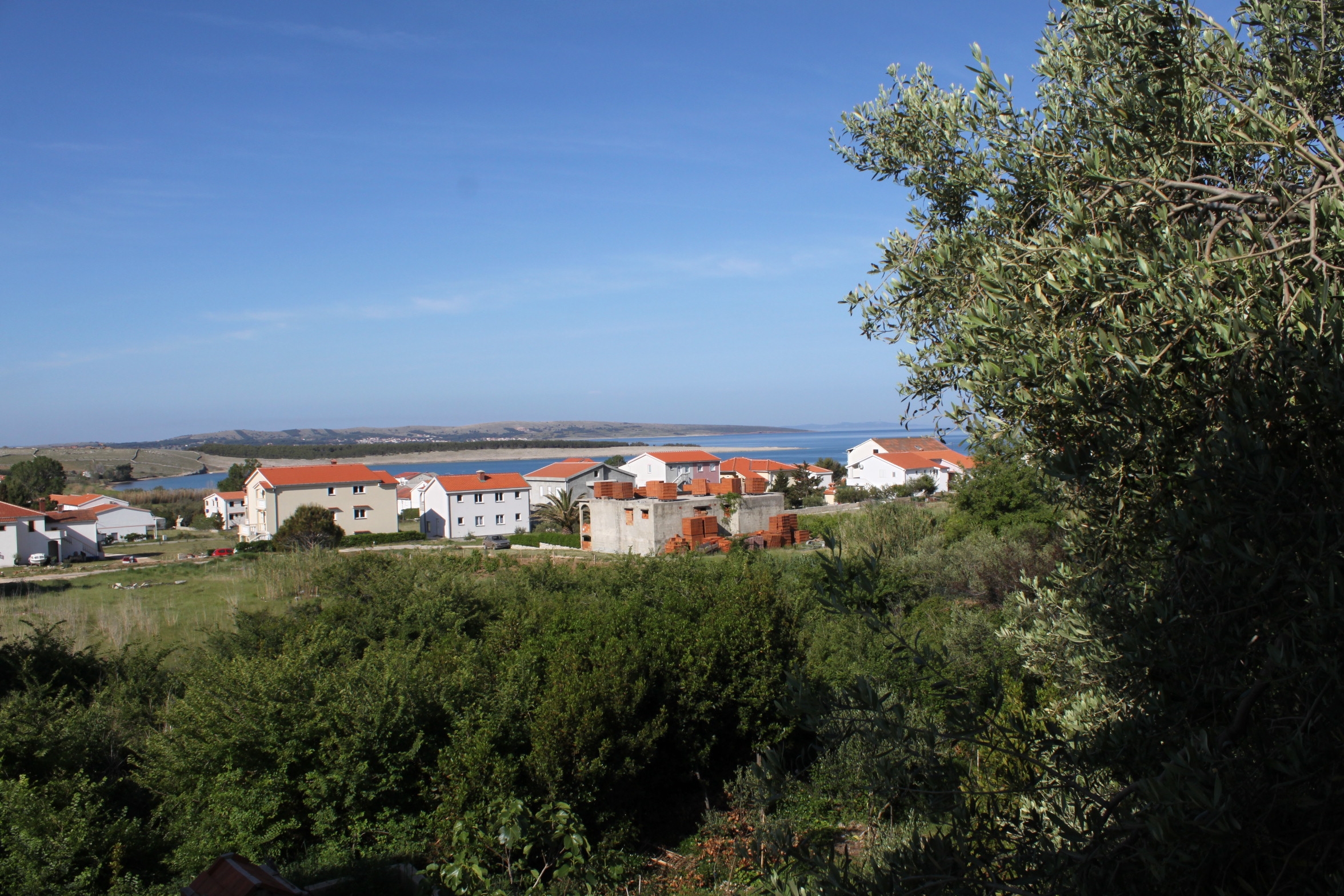 Comfortable and spacious apartment with terrace and sea view Povljana, Pag (A-6299-a)