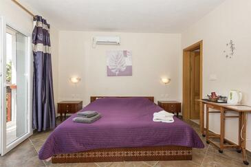 Stara Novalja, Dormitorio in the room, air condition available y WiFi.