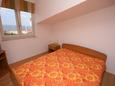 Ložnice 1 Mandre, Ložnice 1 v ubytování typu apartment, domácí mazlíčci povoleni a WiFi.