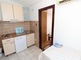 Kuchyně Mandre, Kuchyně v ubytování typu studio-apartment, domácí mazlíčci povoleni a WiFi.