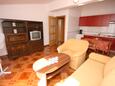 Pag, Sala de estar in the apartment, air condition available y WiFi.