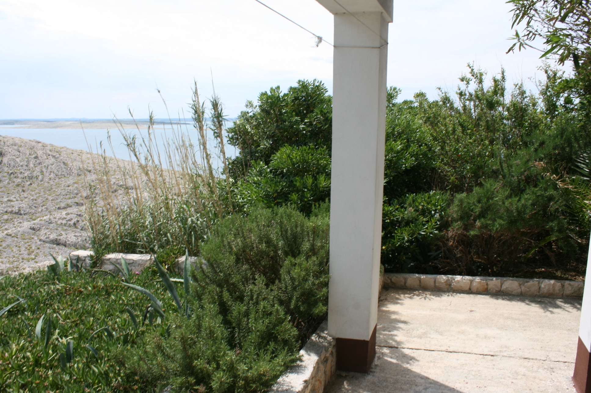 Jednosobni apartman s terasom i pogledom na more Uvala Smokvica, Pag  A-a