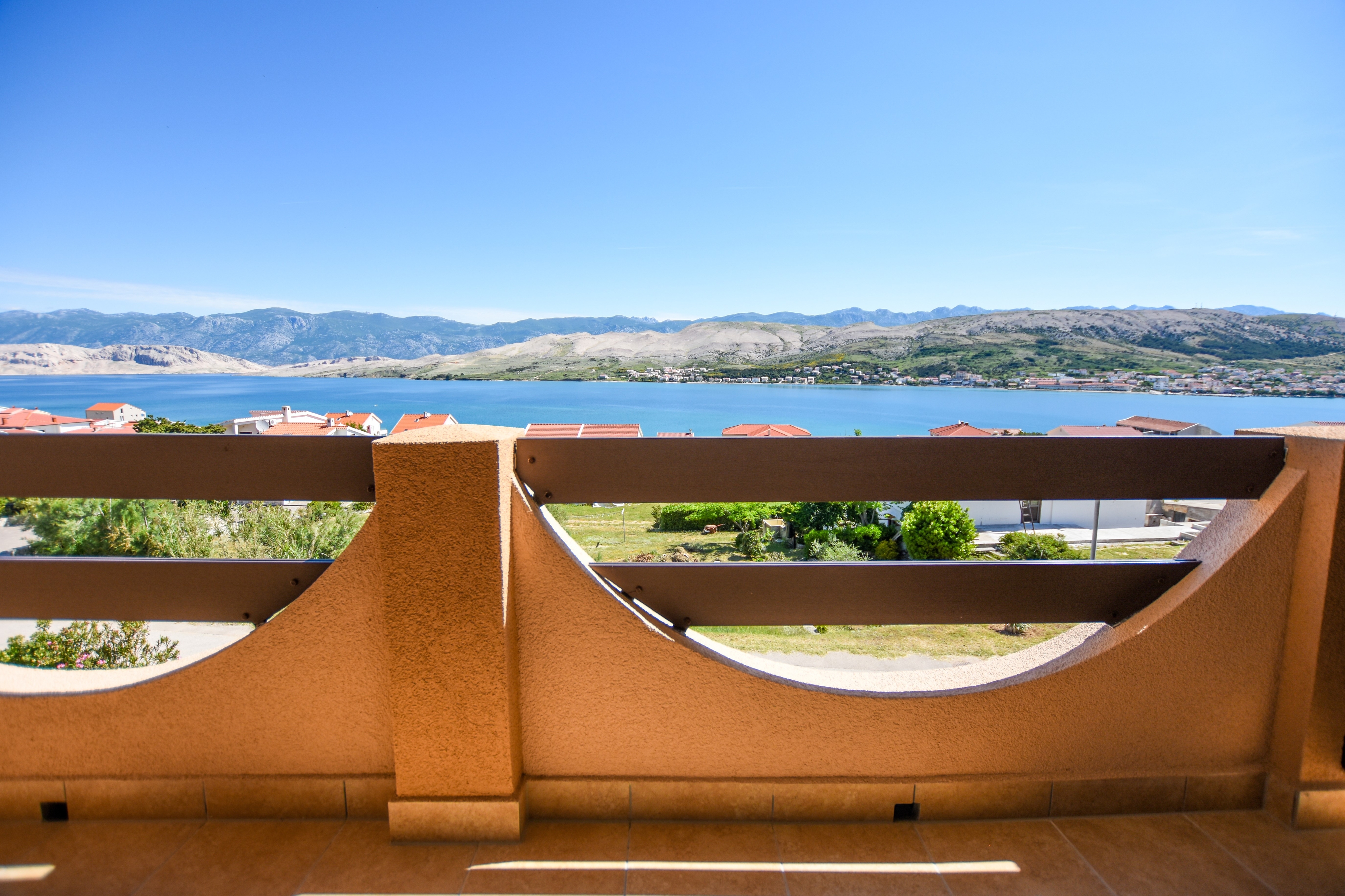 One bedroom apartment with terrace and sea view Pag (A-6316-a)