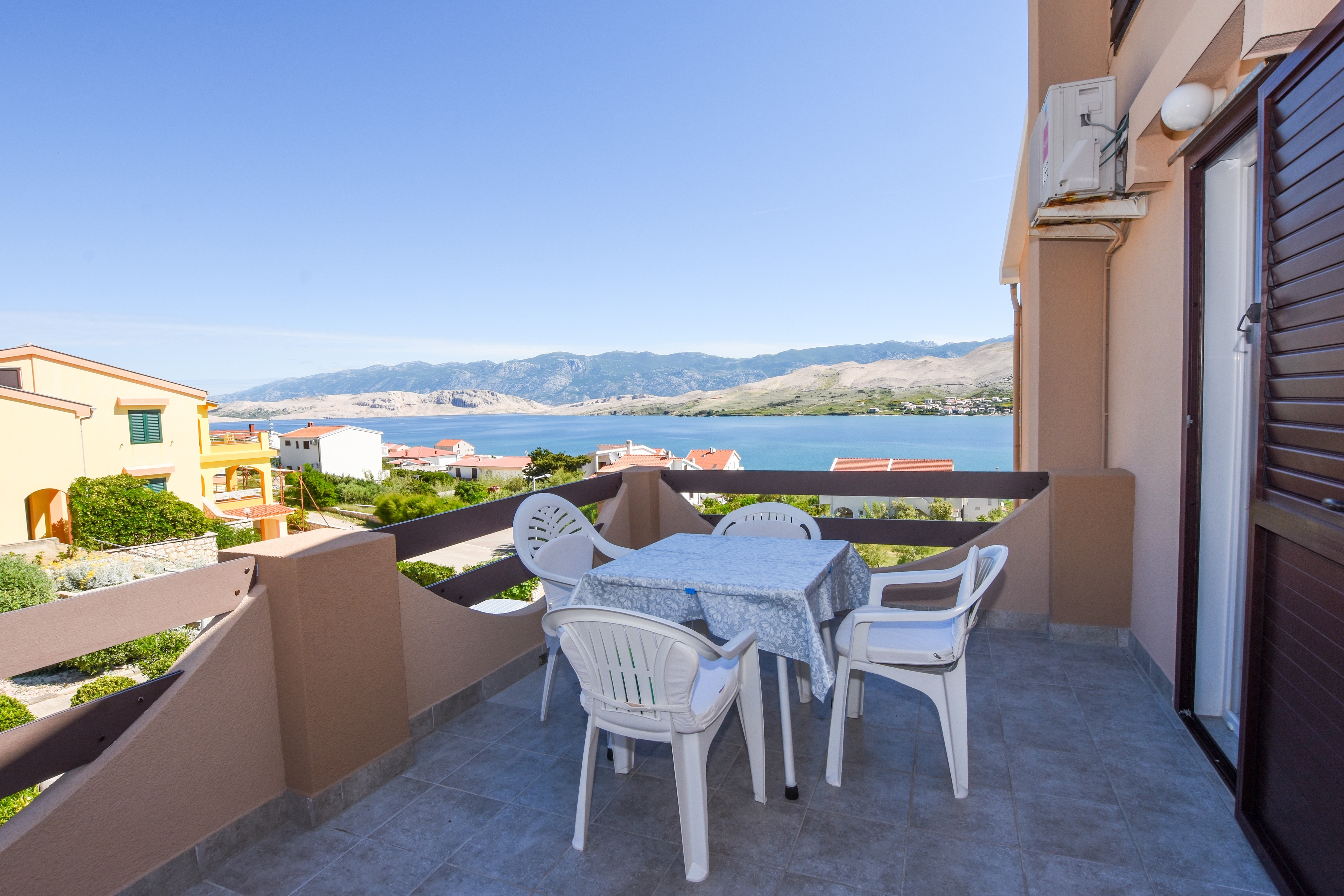 One bedroom apartment with terrace and sea view Pag (A-6316-a)