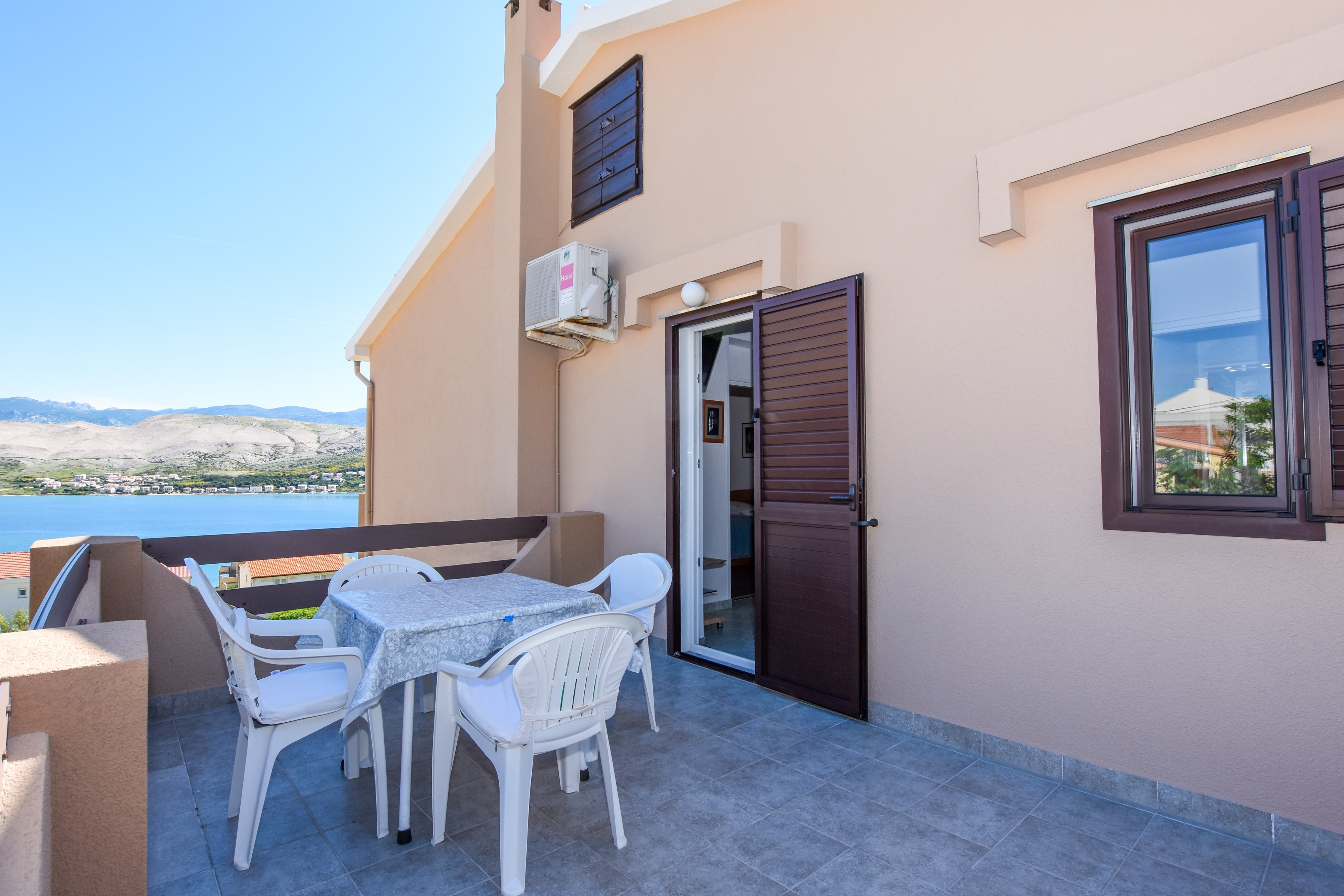 One bedroom apartment with terrace and sea view Pag (A-6316-a)