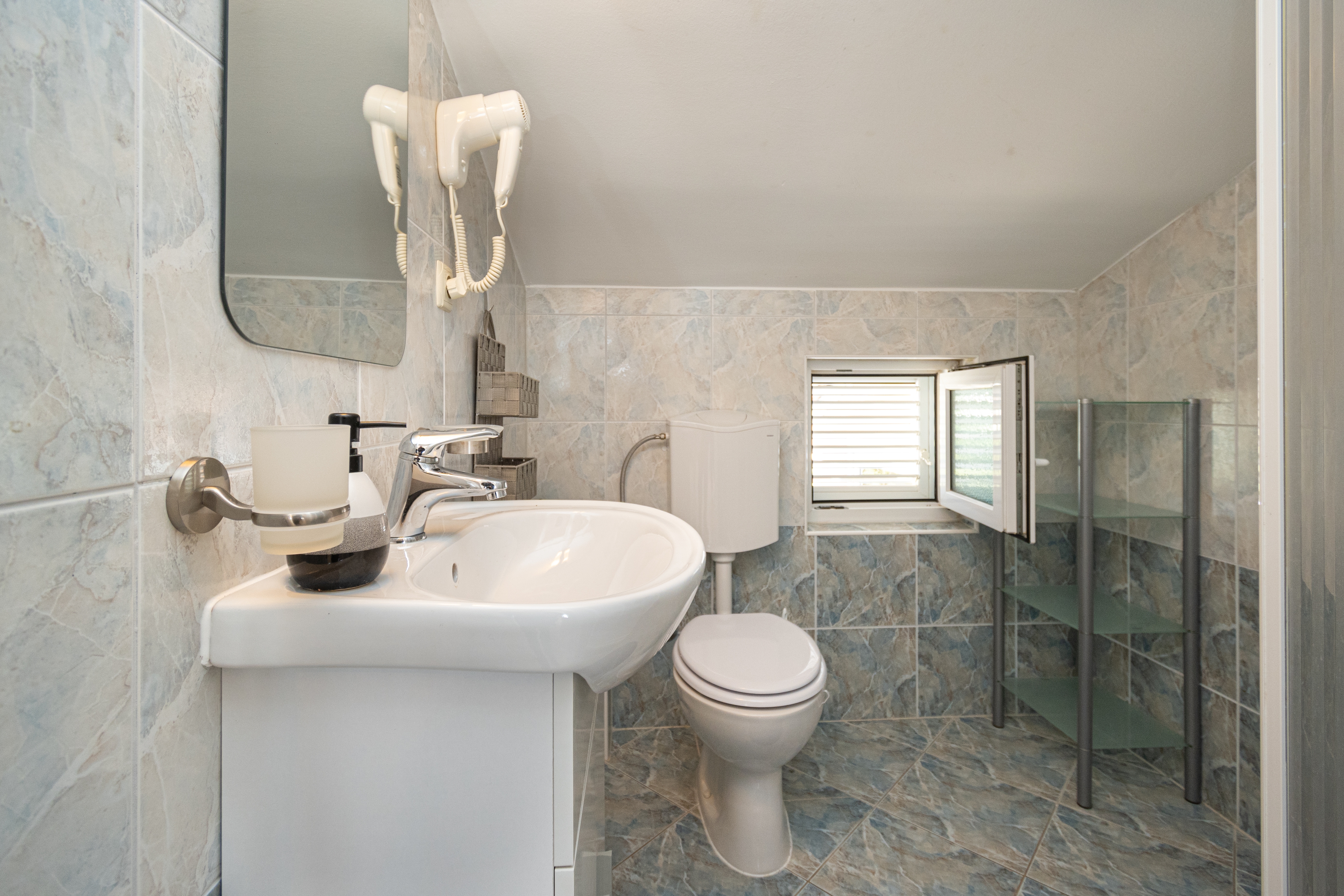 Two bedroom apartment with terrace and sea view Novalja, Pag  A-f