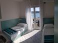 Spavaća soba Stara Novalja, Spavaća soba u smještaju tipa studio-apartment, dostupna klima i WiFi.