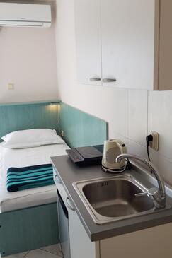 Kitchen Stara Novalja, Kitchen in the studio-apartment, dopusteni kucni ljubimci i WIFI.