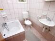 Koupelna 2 Kustići, Koupelna 2 v ubytování typu apartment, domácí mazlíčci povoleni a WiFi.