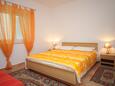 Vodice, Dormitorio in the apartment, air condition available, (pet friendly) y WiFi.