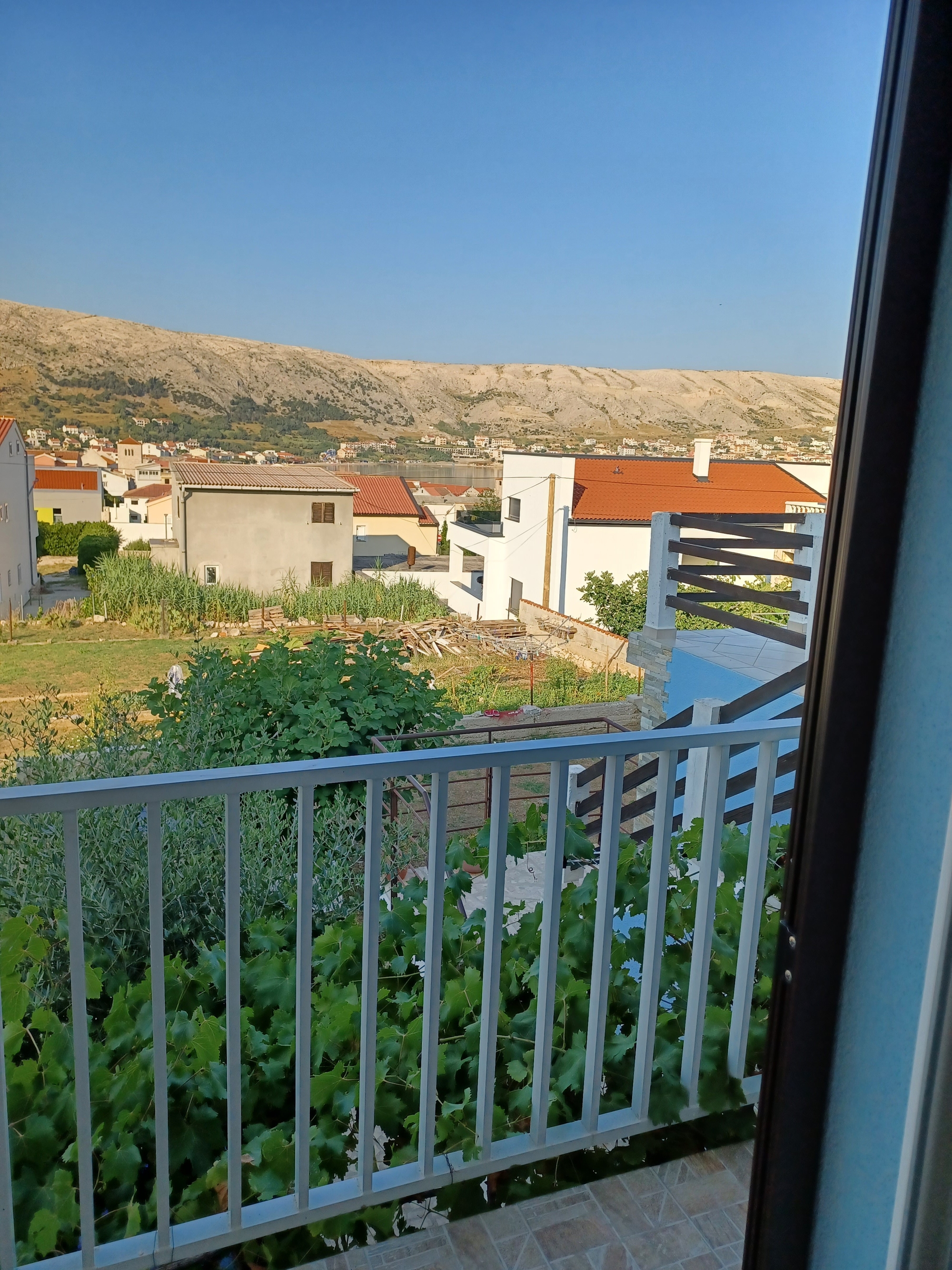Četverosobni apartman s terasom i pogledom na more Pag  A-a