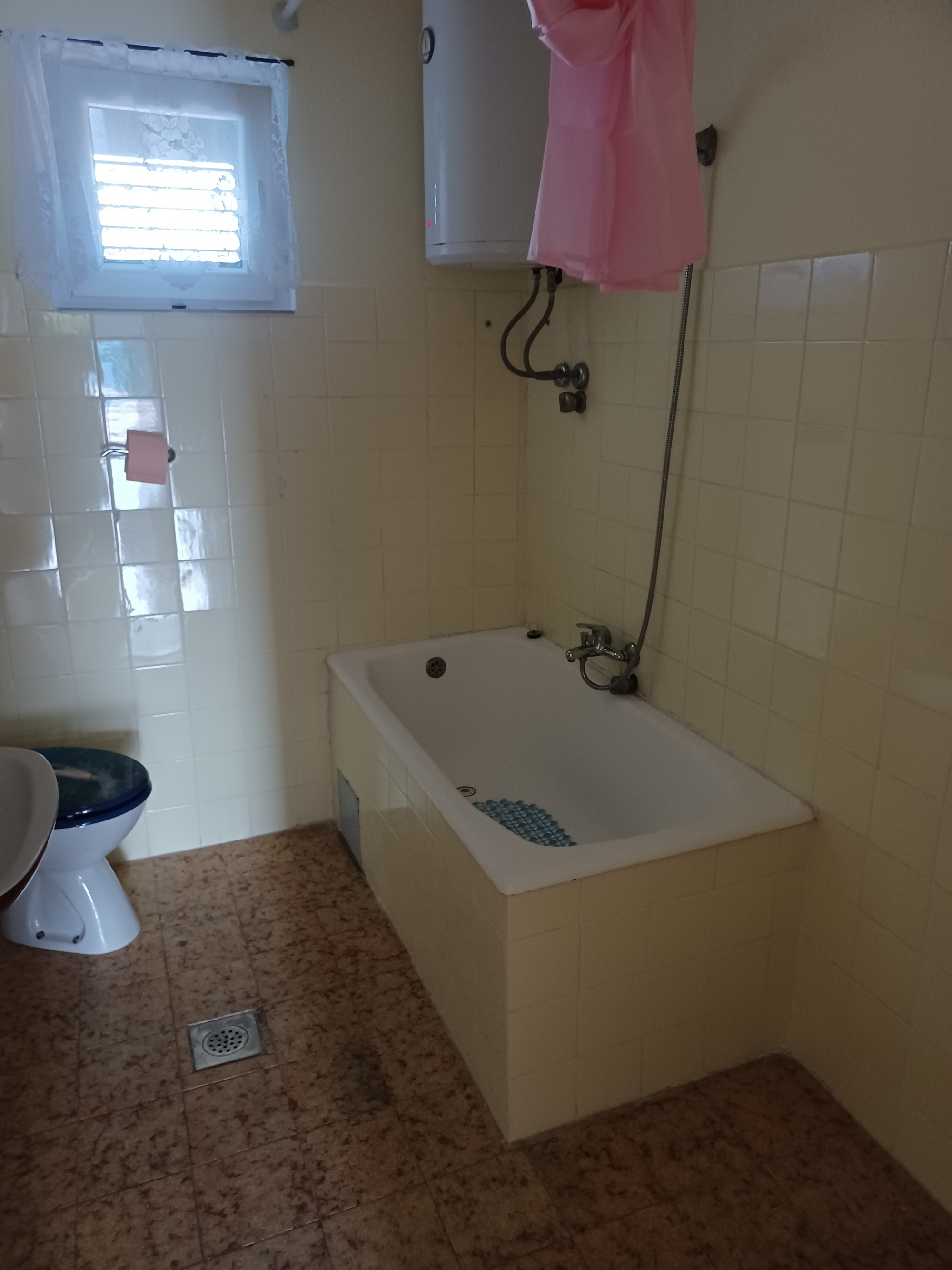 Četverosobni apartman s terasom i pogledom na more Pag  A-a