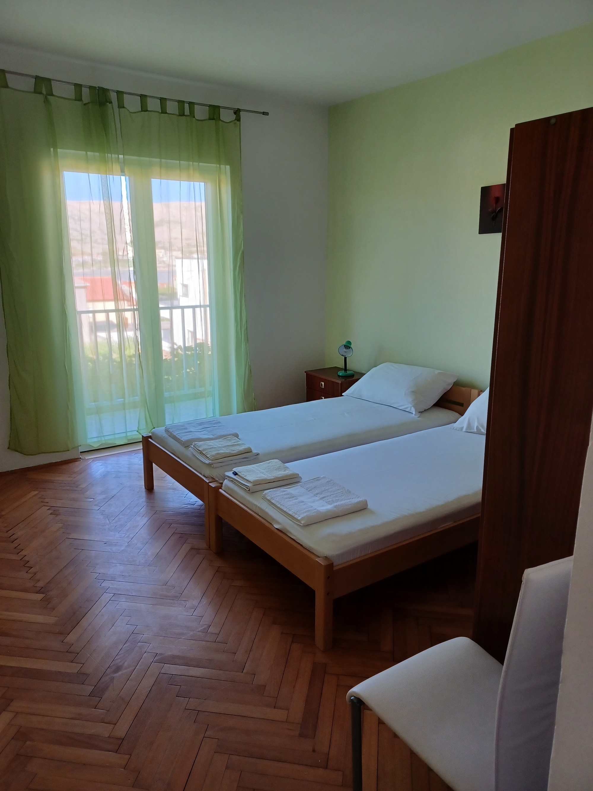 Četverosobni apartman s terasom i pogledom na more Pag  A-a