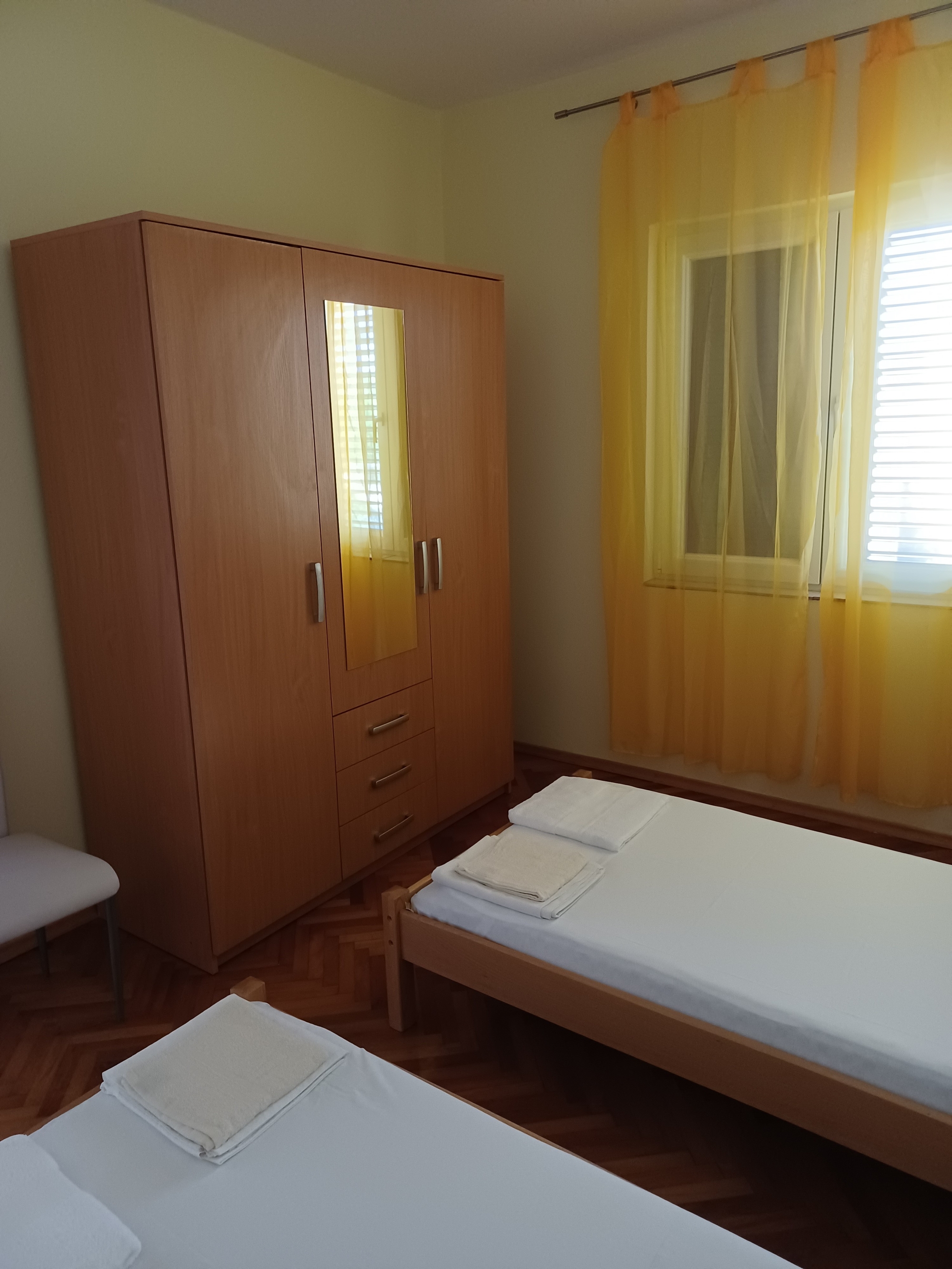 Četverosobni apartman s terasom i pogledom na more Pag  A-a