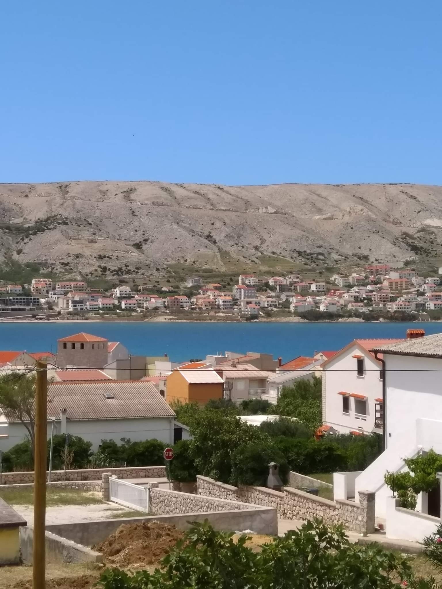 Četverosobni apartman s terasom i pogledom na more Pag  A-a