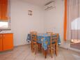 Jídelna Novalja, Jídelna v ubytování typu apartment, s klimatizací, domácí mazlíčci povoleni a WiFi.