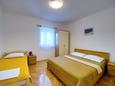 Спальня 2 Metajna, Спальня 2 в размещении типа apartment, Домашние животные допускаются и WiFi.