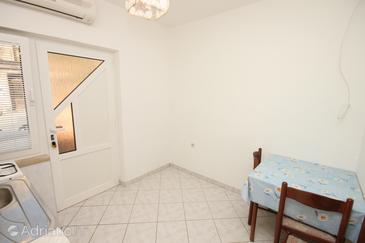 Dining room Metajna, Dining room in the apartment, dopusteni kucni ljubimci i WIFI.