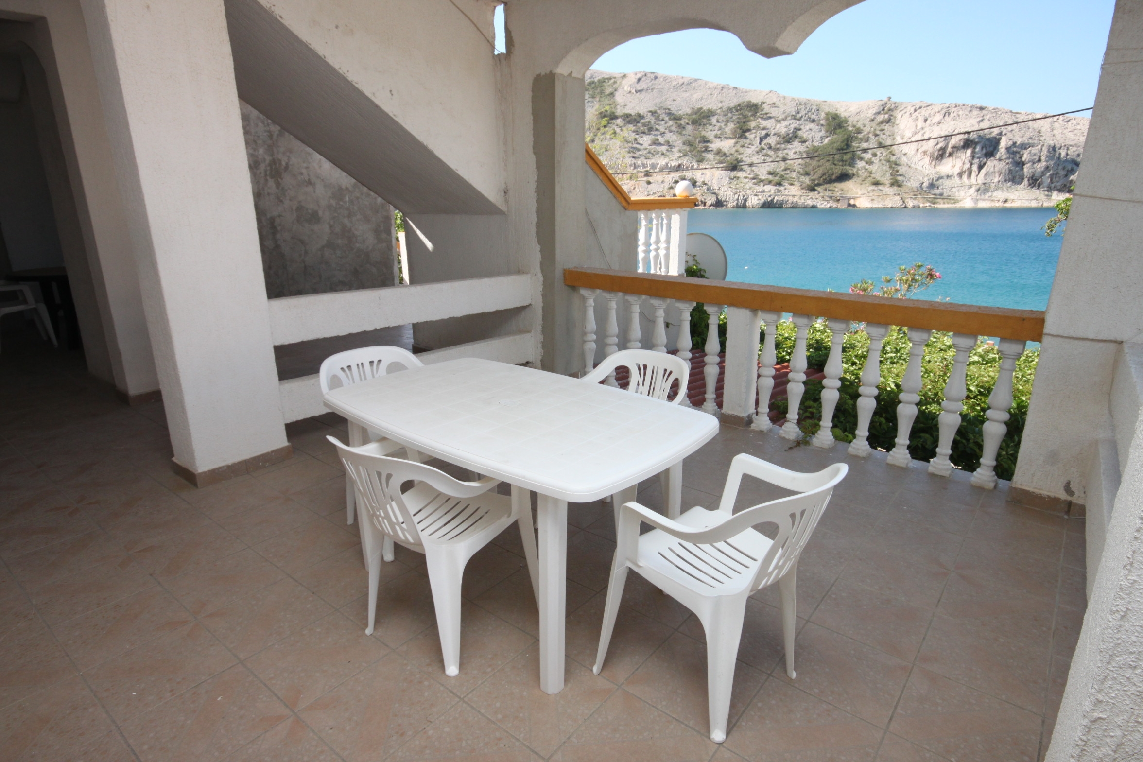 Two bedroom apartment near beach Metajna, Pag  A-d