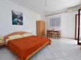 Ložnice Kustići, Ložnice v ubytování typu studio-apartment, domácí mazlíčci povoleni a WiFi.