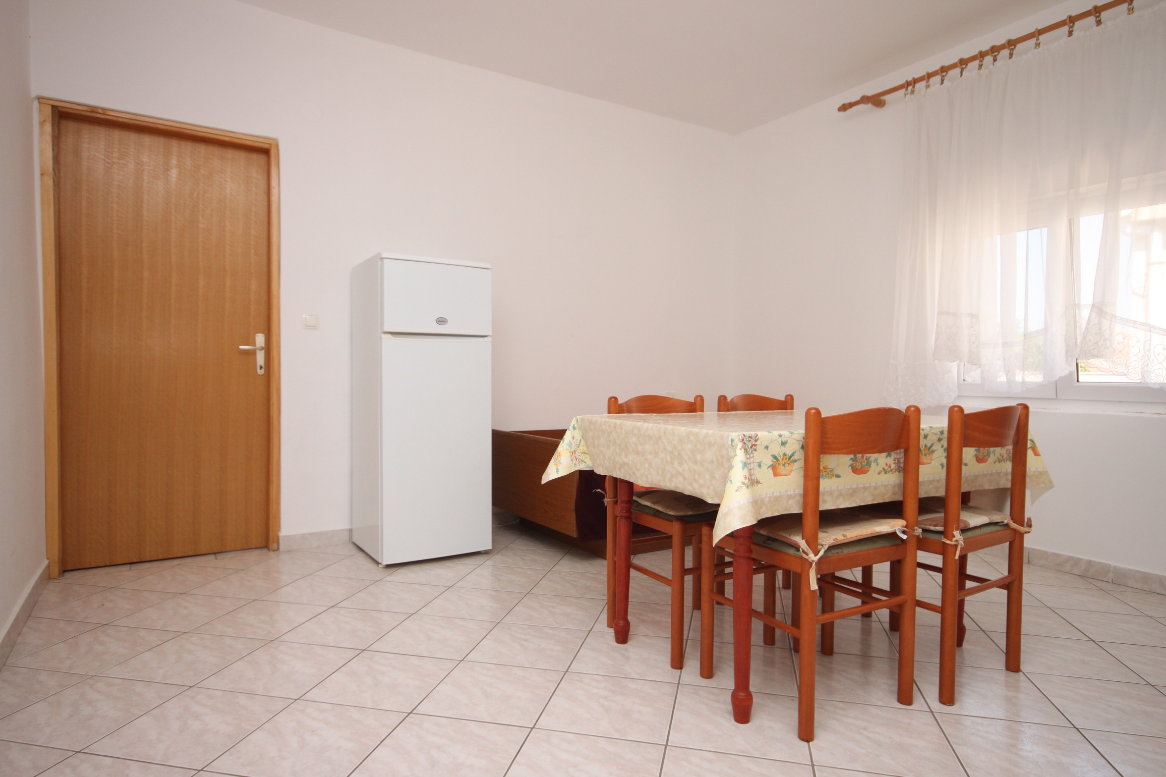 One bedroom apartment near beach Kustići, Pag (A-6354-c)