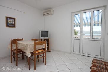 Kustići, Comedor in the apartment, air condition available y WiFi.