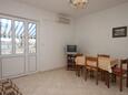 Jídelna Kustići, Jídelna v ubytování typu apartment, s klimatizací a WiFi.