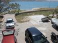 Parkiralište Kustići, Pag, Parkiralište 6355 - Apartmani blizu mora sa šljunčanom plažom.
