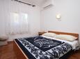 Kustići, Bedroom in the apartment, air condition available and (pet friendly).