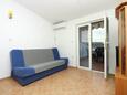 Kustići, Sala de estar in the apartment, air condition available y (pet friendly).