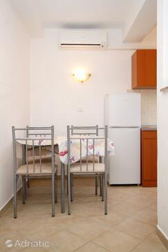 Kustići, Comedor in the apartment, air condition available y (pet friendly).