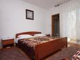 Bedroom Metajna, Bedroom in the room, air condition available and WiFi.