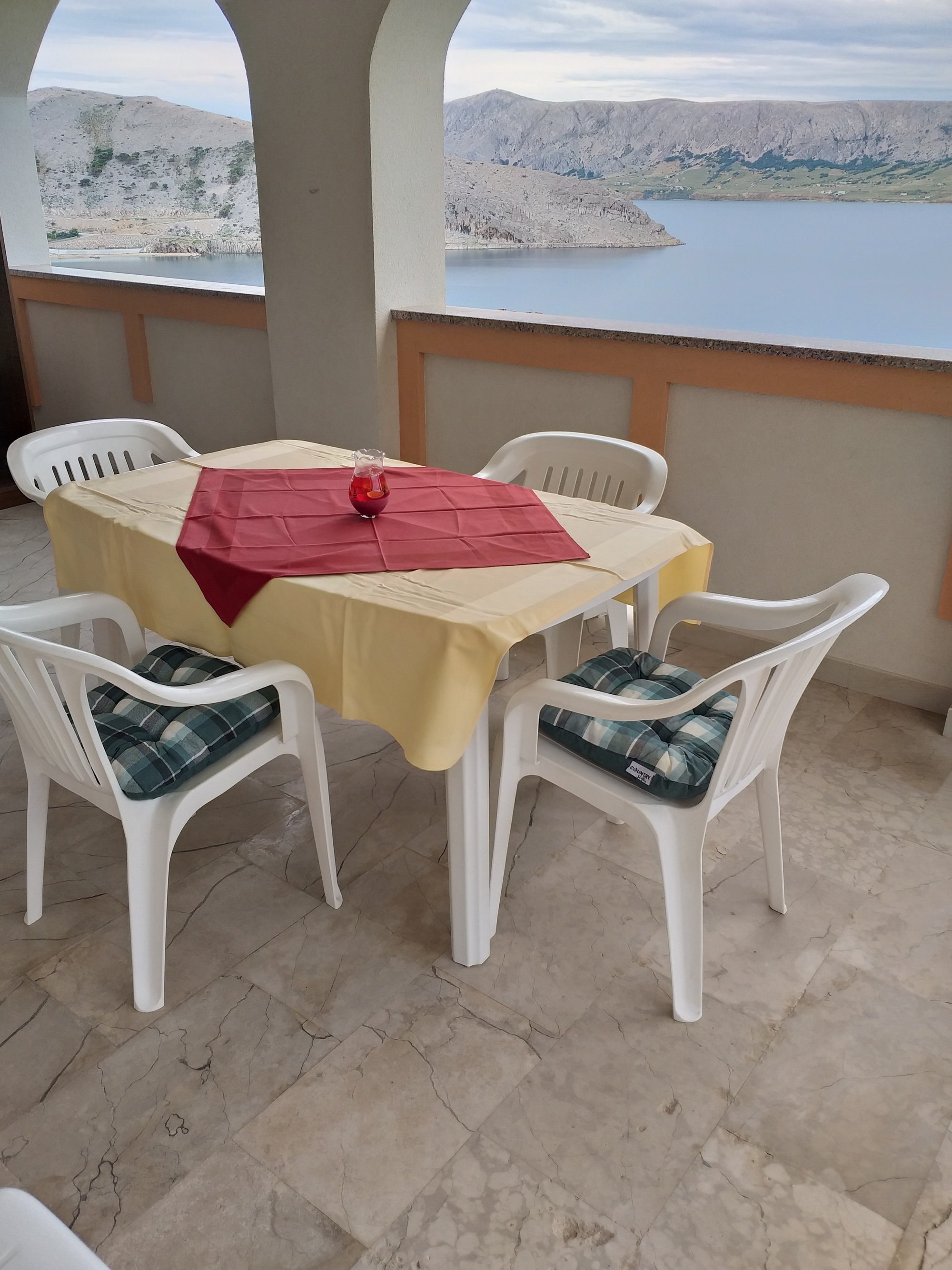 Two bedroom apartment with terrace and sea view Metajna, Pag  A-a