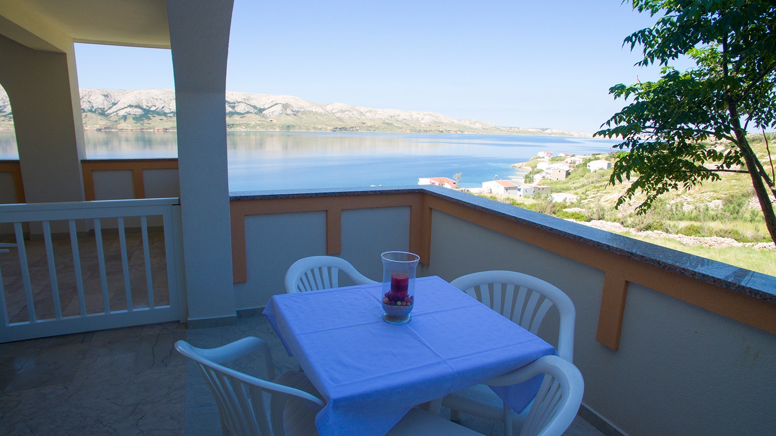 One bedroom apartment with terrace and sea view Metajna, Pag  A-c