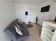 Mokalo, Woonkamer in the studio-apartment, (pet friendly) en WiFi.