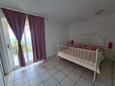 Mokalo, Bedroom in the studio-apartment, (pet friendly) and WiFi.