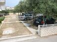 Novalja, Pag, Parkeerplaats 6398 - Appartementen with pebble beach.