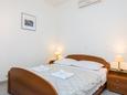 Ložnice Orebić, Ložnice v ubytování typu studio-apartment, s klimatizací, domácí mazlíčci povoleni a WiFi.