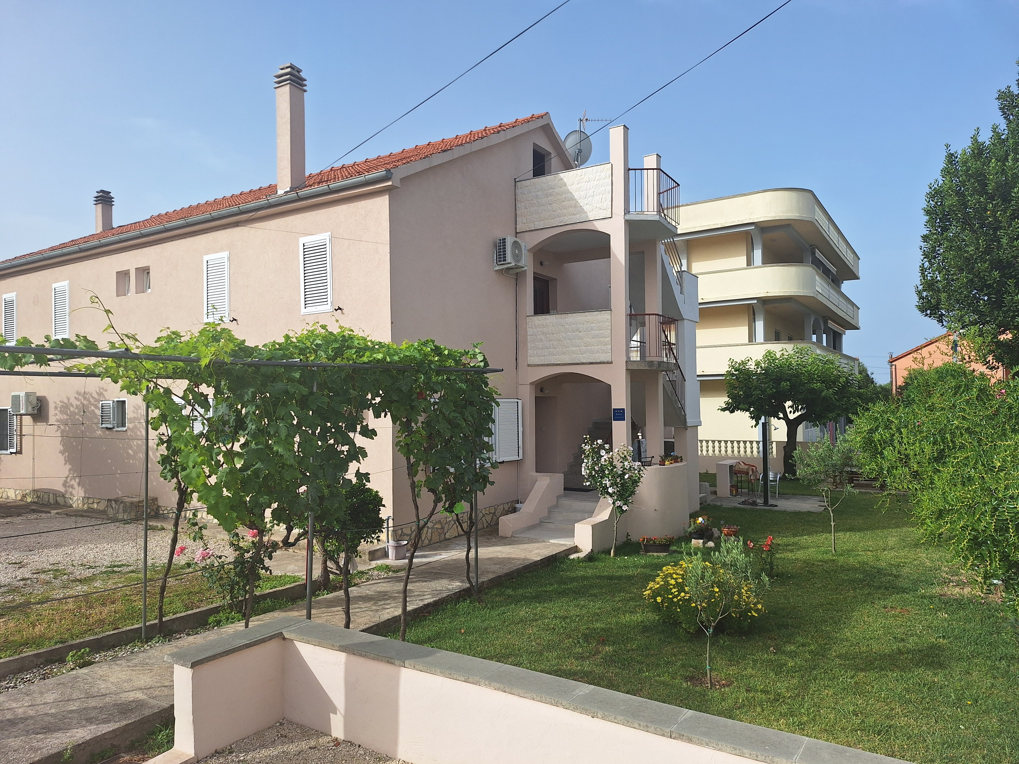 Comfortable and spacious apartment with terrace Sukošan, Zadar (A-6402-a)