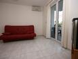 Mandre, Living room in the apartment, air condition available, (pet friendly) and WiFi.