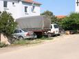 Mandre, Pag, Parkeerplaats 6405 - Appartementen with pebble beach.