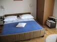 Orebić, Bedroom in the studio-apartment, air condition available and WiFi.