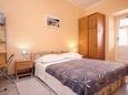 Orebić, Bedroom in the studio-apartment, air condition available and WiFi.