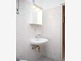 Jakišnica, Salle de bain dans l’hébergement en type apartment, WiFi.