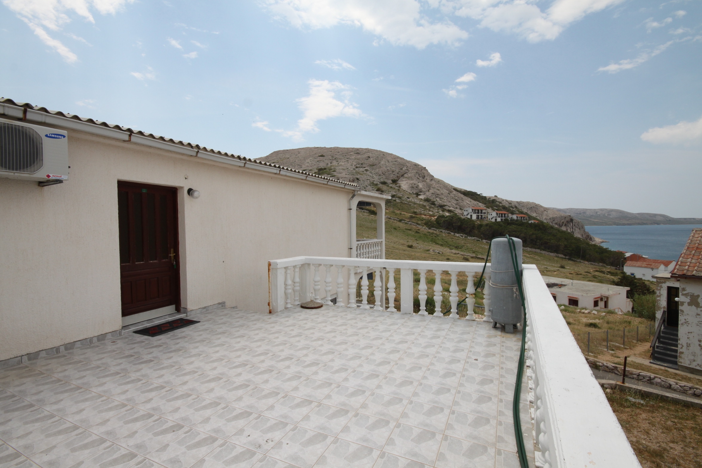 Two bedroom apartment with terrace and sea view Metajna, Pag  A-a
