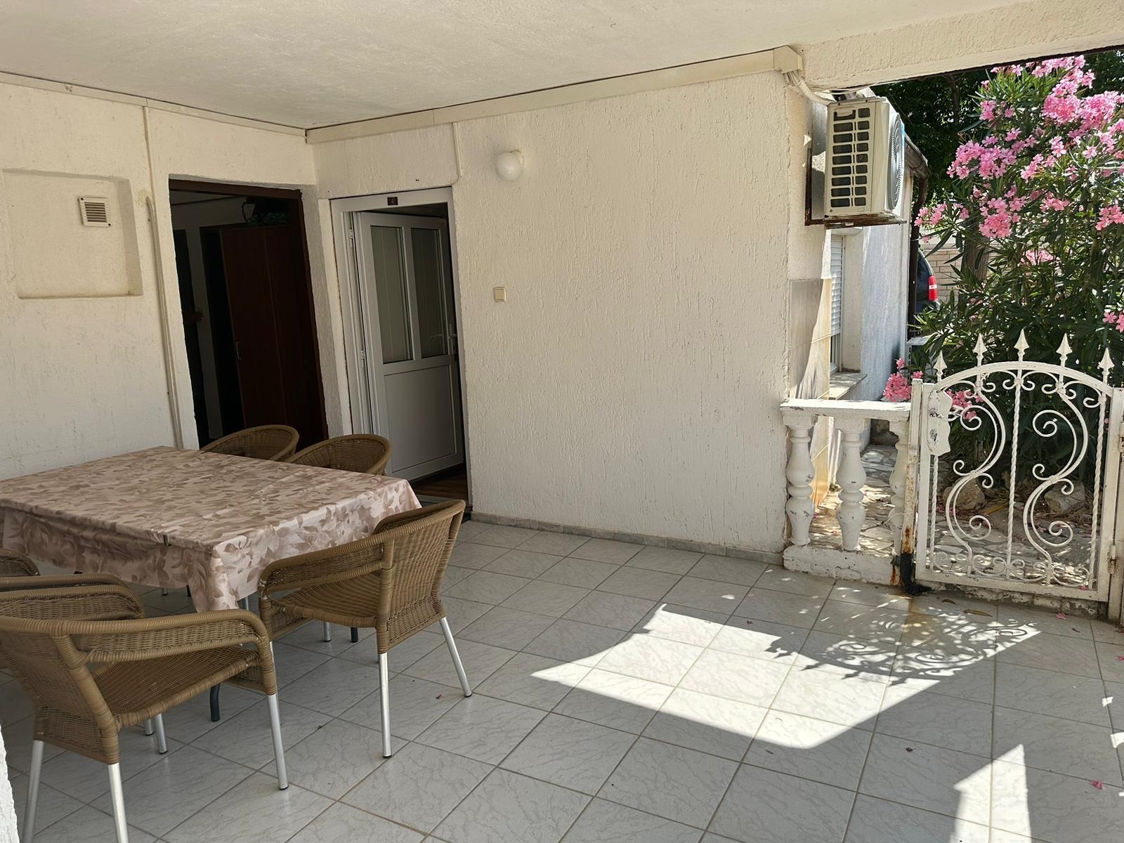 Two bedroom apartment with terrace and sea view Metajna, Pag  A-d