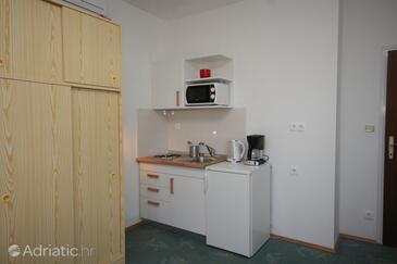 Kitchen Pirovac, Kitchen in the studio-apartment, dopusteni kucni ljubimci i WIFI.