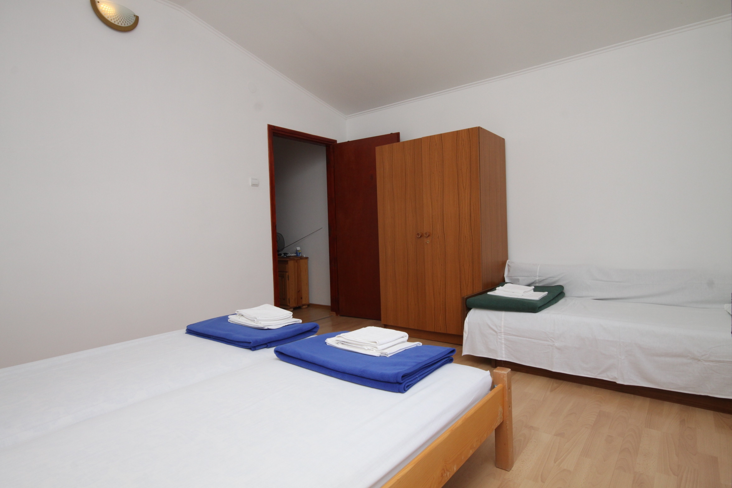 Jednosobni apartman s balkonom i pogledom na more Starigrad, Paklenica  A-b